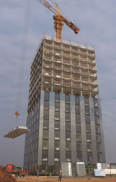 2011年，远大集团凭借15天内建造一座30层大楼登上各大媒体的头版头条，图为当时正在建设中的酒店大楼